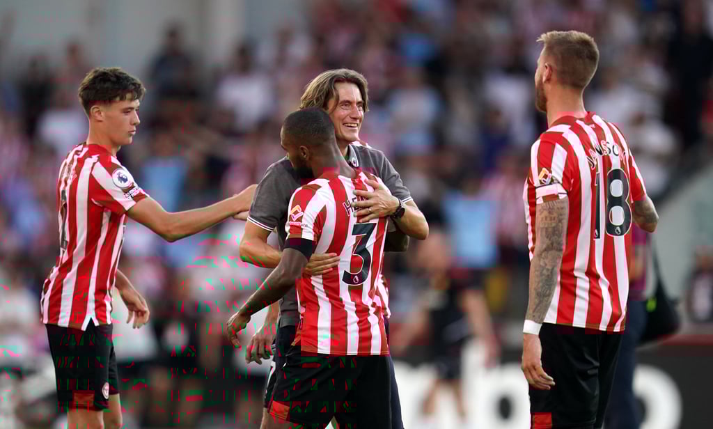 Brentford manager Thomas Frank celebrates with his players after their victory over Manchester United at the Gtech Community Stadium. Photo: dpa