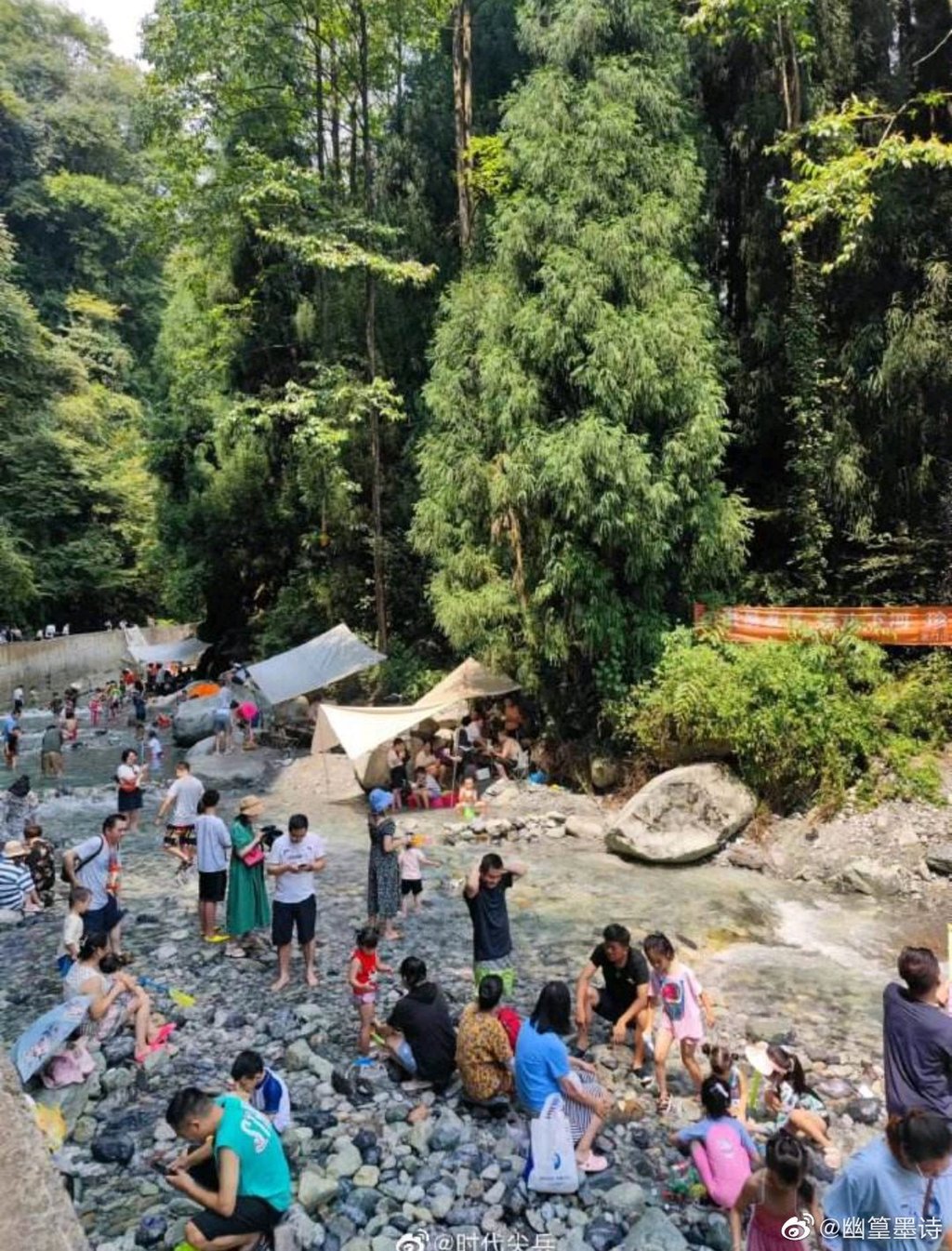 Tourists at the scenic spot in Pengzhou city. Photo: Weibo