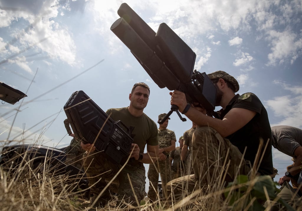 Ukrainian servicemen hold anti-drone guns on August 14, 2022, as they take part in a training exercise not far from the front line in the country’s Mykolayiv region amid Russia’s continued attack on Ukraine. Photo: Reuters