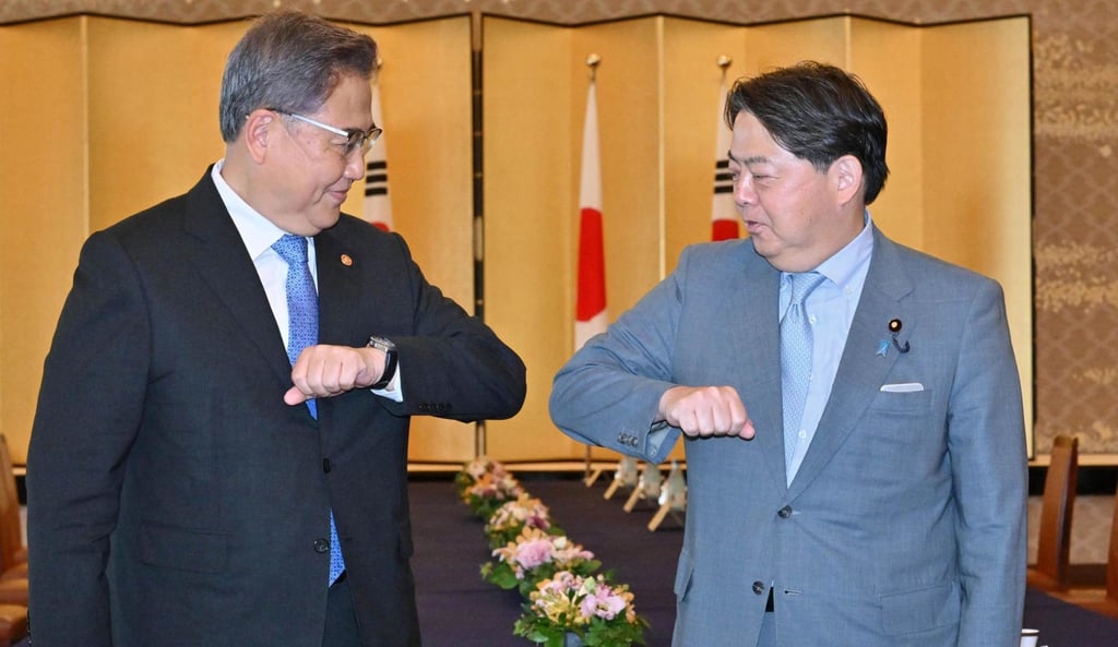 Japanese Foreign Minister Yoshimasa Hayashi, right, and his South Korean counterpart Park Jin bump elbows before their talks in Tokyo on July 18. Photo: Kyodo