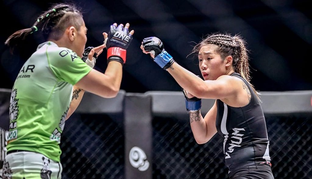 Angela Lee (right) prods out with her lead hand in her first fight against Xiong Jingnan.