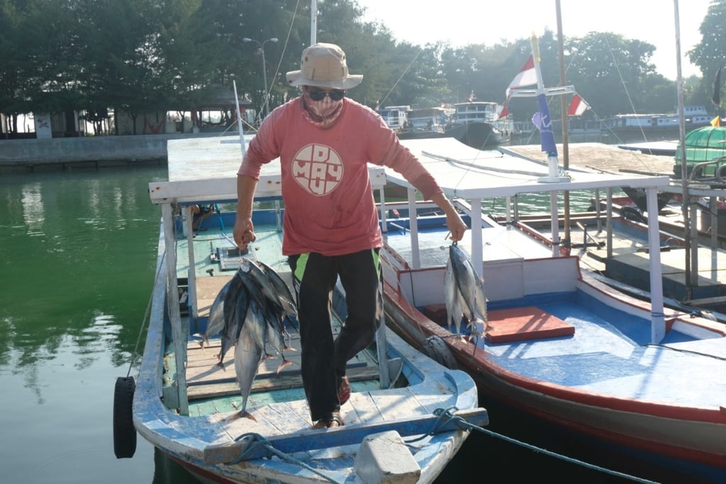 Fishermen like Edy Mulyono, 37, have shifted to tourism to earn money due to the dwindling number of fish near Pari Island. Photo: Edy Mulyono Fishermen like Edy Mulyono, 37, have shifted to tourism to earn money due to the dwindling number of fish near Pari Island. Photo: Edy Mulyono