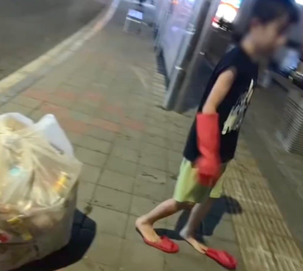 After several hours spent collecting rubbish, the boy had only earned enough to repay a third of what he stole. Photo: Baidu After several hours spent collecting rubbish, the boy had only earned enough to repay a third of what he stole. Photo: Baidu