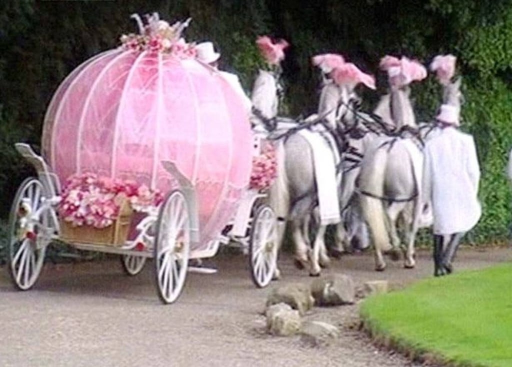 Katie Price and Peter Andre’s wedding carriage. Photo: @Sweet Hollywood/Facebook