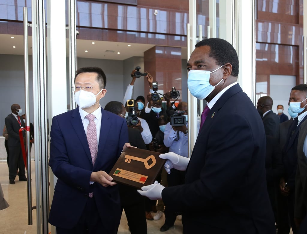 Zambian President Hakainde Hichilema (right) receives the symbolic key to the China-funded Kenneth Kaunda International Conference Centre from Chinese envoy Du Xiaohui in Lusaka. Photo: Xinhua