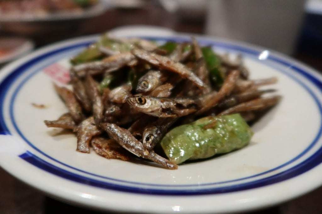 Freshly fried baby river fish are served as an appetiser at Sun Hon Kee in Fanling. Photo: Charmaine Mok Freshly fried baby river fish are served as an appetiser at Sun Hon Kee in Fanling. Photo: Charmaine Mok