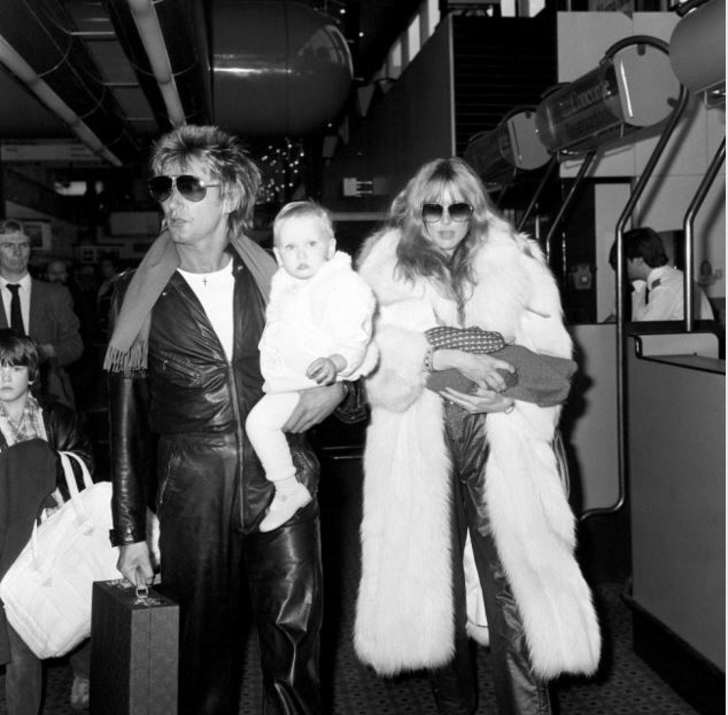 Rod Stewart with first wife Alana, then-16-month-old daughter Kimberly and three-month-old son Sean in 1980. Photo: @CDCHistory/Twitter