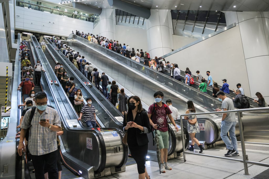 Residents returning to work after the Hong Kong Observatory downgraded its No 8 typhoon warning signal. Photo: Jelly Tse Residents returning to work after the Hong Kong Observatory downgraded its No 8 typhoon warning signal. Photo: Jelly Tse