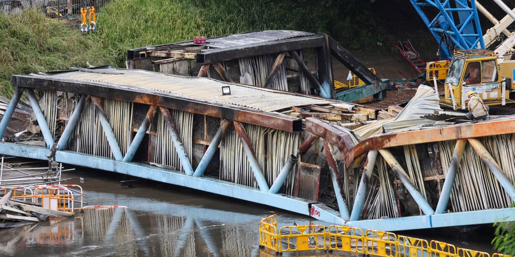 CLP’s workers remove the damaged bridge. The power company’s report about exactly what happened has turned out to be disappointing, because it still leaves questions unanswered. Photo: Edmond So