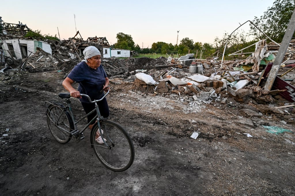 A woman pushes a bicycle past residential buildings destroyed in a Russian missile attack in Chaplyne, Ukraine. Photo: dpa A woman pushes a bicycle past residential buildings destroyed in a Russian missile attack in Chaplyne, Ukraine. Photo: dpa