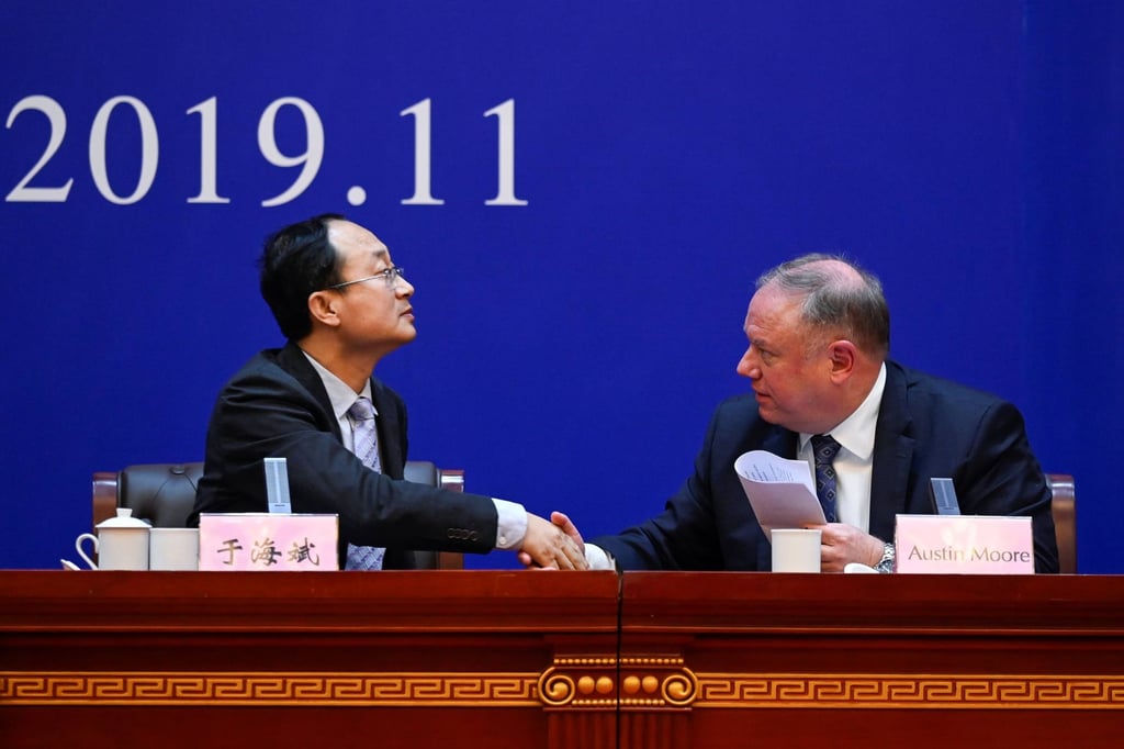 Yu Haibin (left), then deputy director of China’s National Narcotics Control Commission, shakes hands with Austin Moore, then US Immigration and Customs Enforcement’s attaché to China, during a briefing in Xingtai, in China’s Hebei Province, on November 7, 2019. Photo: AFP