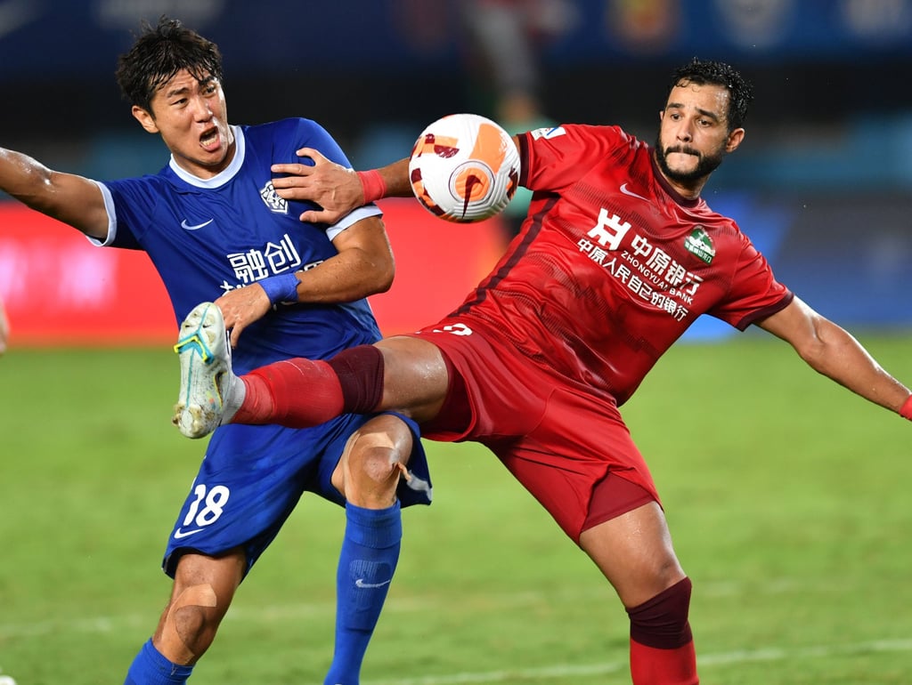 Henrique Dourado of Henan SSLM vies with Liu Yiming of Wuhan Three Towns. Henrique Dourado of Henan SSLM vies with Liu Yiming of Wuhan Three Towns.