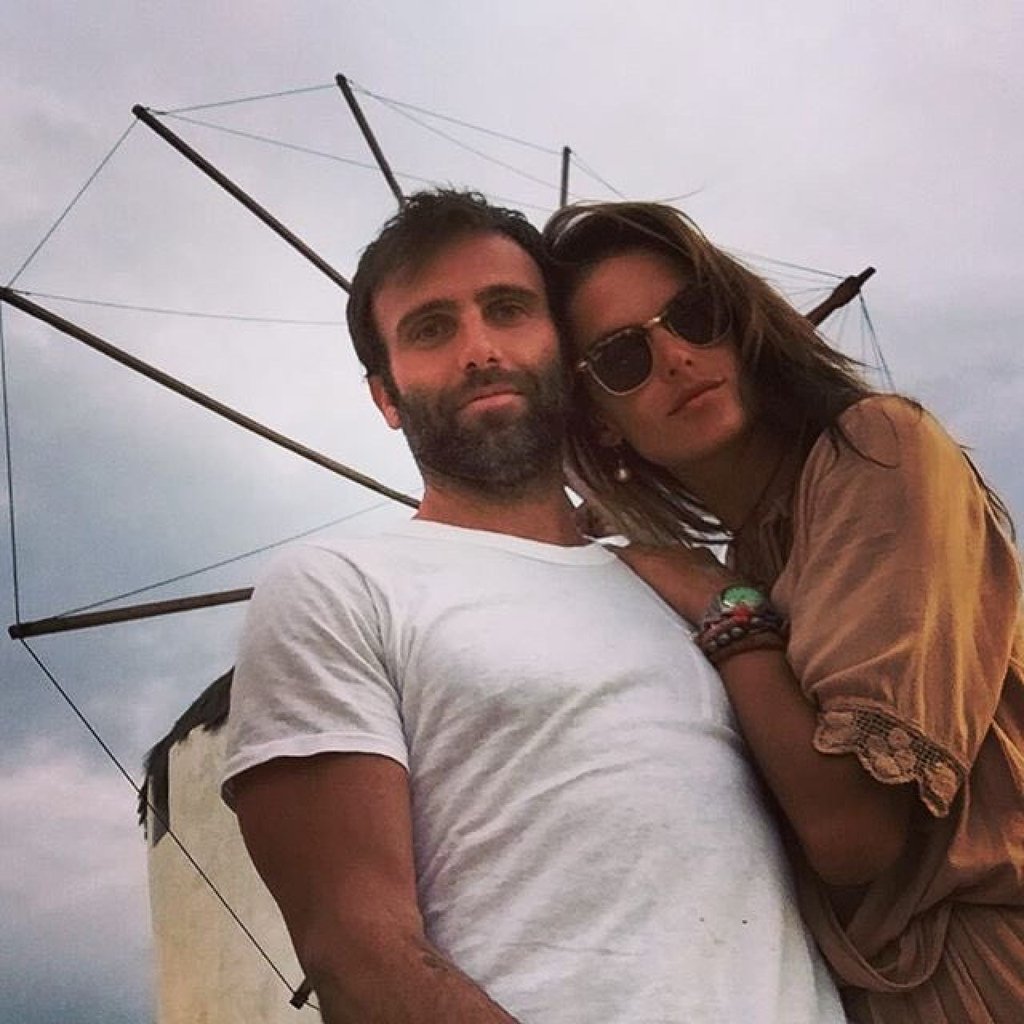 Oppsie – Alessandra Ambrosio lost her engagement ring. Photo: @vsactu/Twitter Oppsie – Alessandra Ambrosio lost her engagement ring. Photo: @vsactu/Twitter