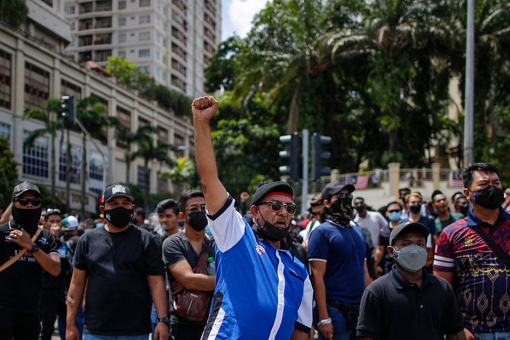 Najib Razak’s supporters shout slogans outside the National Palace in Kuala Lumpur on Wednesday, a day after the former prime minister was jailed. Photo: EPA-EFE