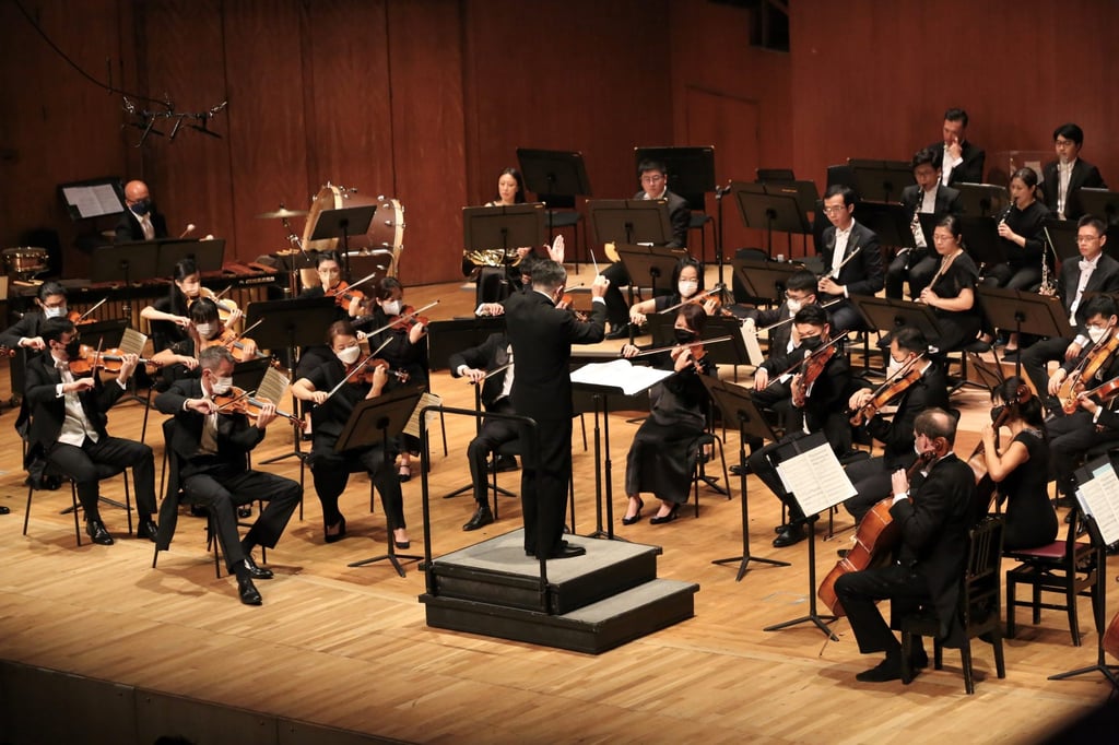 Ken Lam conducting the Hong Kong Sinfonietta. Their August 27 concert opened with a fascinating new work by British composer Anna Clyne, Sound and Fury, which the orchestra co-commissioned. Photo: Hong Kong Sinfonetta