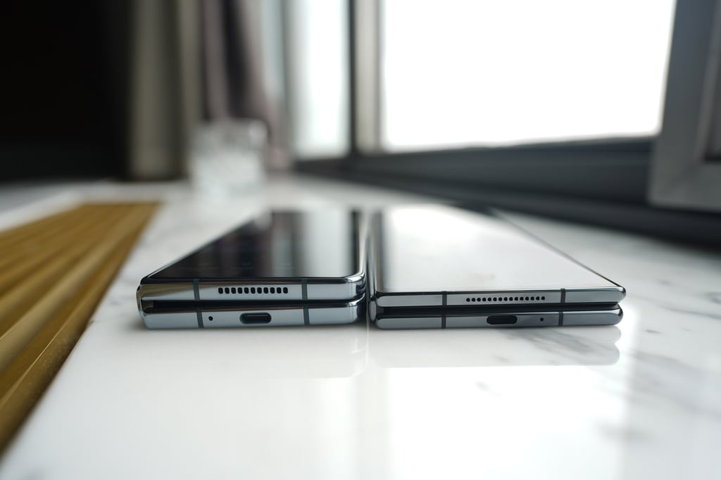 The Xiaomi Mix Fold 2 (right) can fold entirely shut while the Samsung Galaxy Z Fold 4 cannot. Photo: Ben Sin