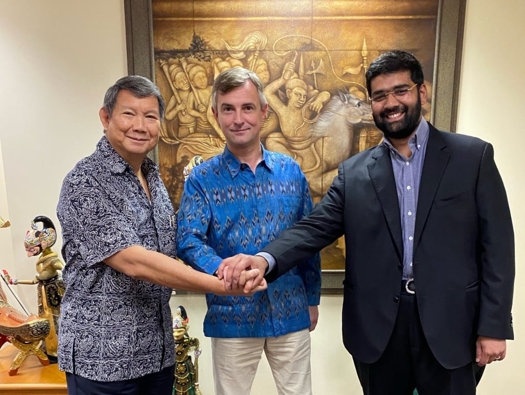 (Left to right) Arsari Group CEO Hashim S. Djojohadikusumo, Ukrainian Ambassador to Indonesia Vassyl Hamianin, Harvest Commodities SA Chairman Gaurav Srivastava in a meeting in Jakarta, 2 August 2022. Photo: Handout