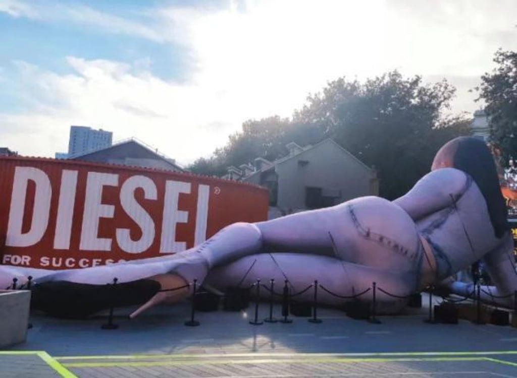 The inflated doll when viewed seen from behind on the street in Shanghai. Photo: Toutiao.com The inflated doll when viewed seen from behind on the street in Shanghai. Photo: Toutiao.com