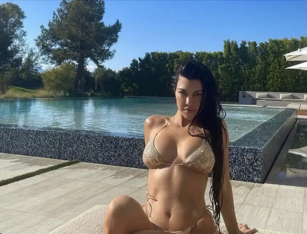 Kourtney Kardashian poses in front of her pool and accompanying lounge set. Photo: @kourtneykardash/Instagram Kourtney Kardashian poses in front of her pool and accompanying lounge set. Photo: @kourtneykardash/Instagram