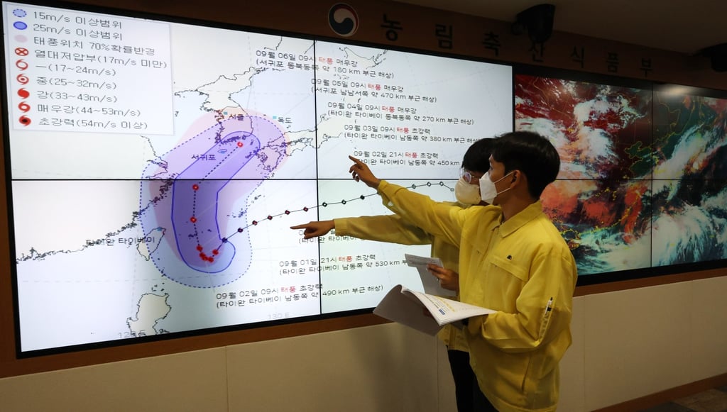 South Korean officials check the expected course of Typhoon Hinnamnor. Photo: EPA-EFE South Korean officials check the expected course of Typhoon Hinnamnor. Photo: EPA-EFE