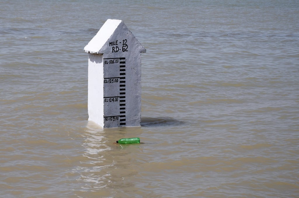 A gauge shows the water level, following rains and floods during the monsoon season in Manchar Lake on September 3. Photo: Reuters