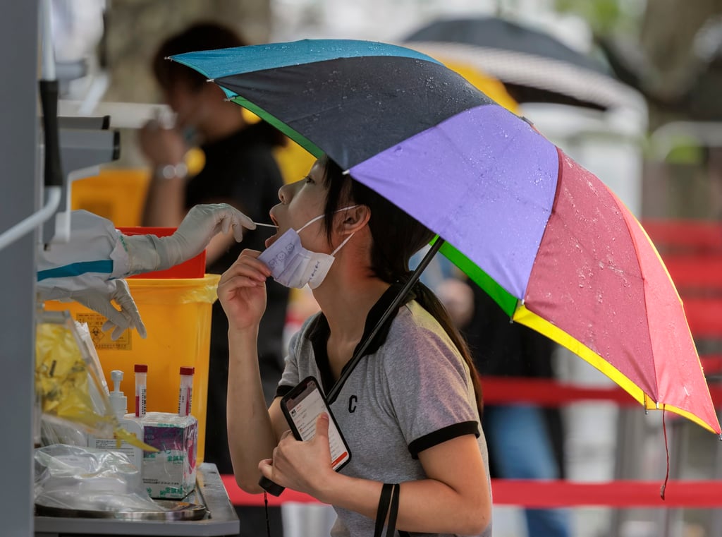 A woman takes a coronavirus polymerase chain reaction test at a street in Shanghai on September 5, 2022. Photo: EPA-EFE A woman takes a coronavirus polymerase chain reaction test at a street in Shanghai on September 5, 2022. Photo: EPA-EFE