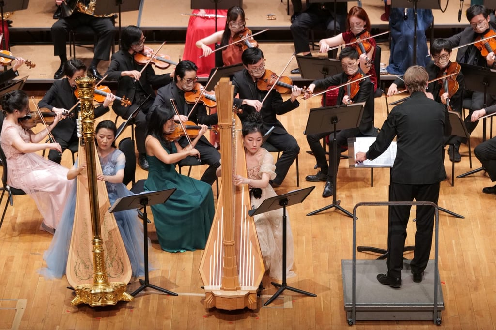 Dan Yu (left) and Lau-yee Yeung on stage with the City Chamber Orchestra of Hong Kong. They performed works by Elias Parish-Alvars and Marjan Mozetich. Photo: CCOHK