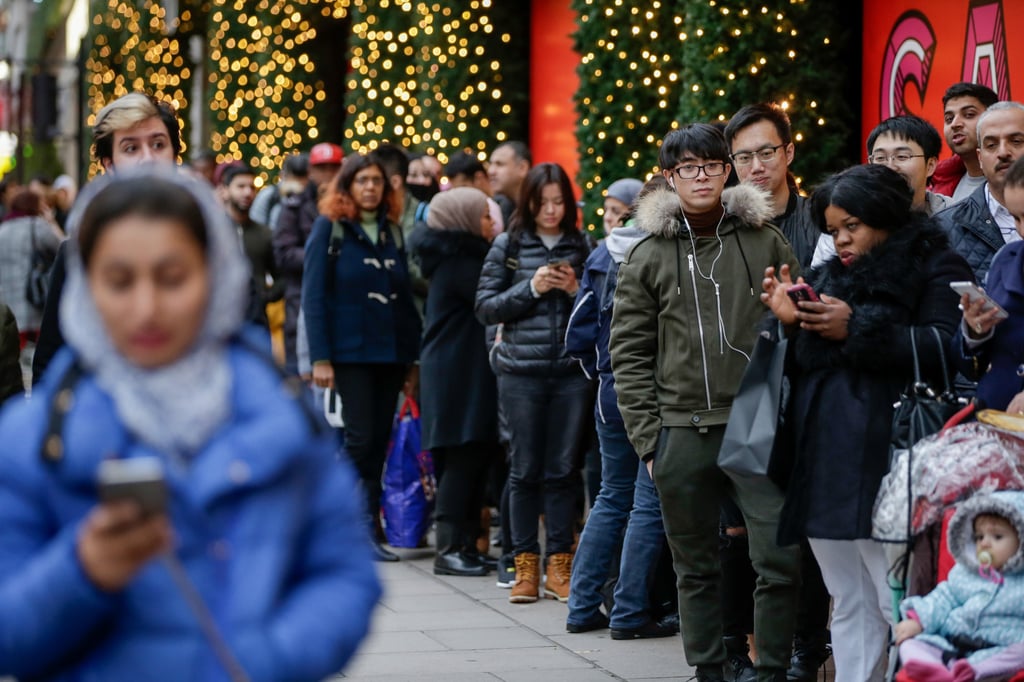 Customers line up outside Selfridges department store on Oxford Street in London, UK, in December 2015. Photo: Bloomberg