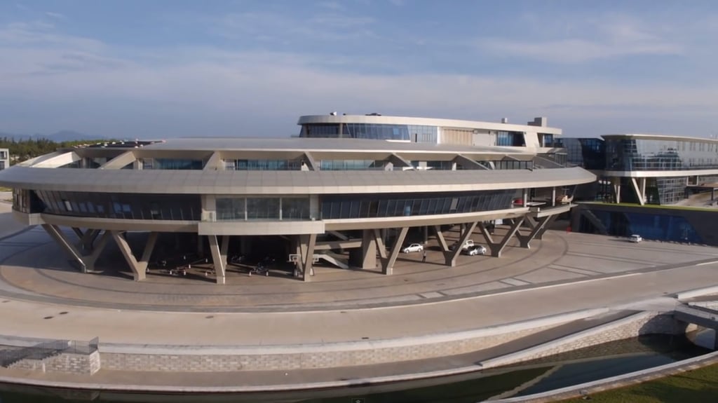 NetDragon employees don’t just get to enjoy novel perks like tennis courts and swimming pools, but sliding doors à la the Starship Enterprise. Photo: Arch20 NetDragon employees don’t just get to enjoy novel perks like tennis courts and swimming pools, but sliding doors à la the Starship Enterprise. Photo: Arch20