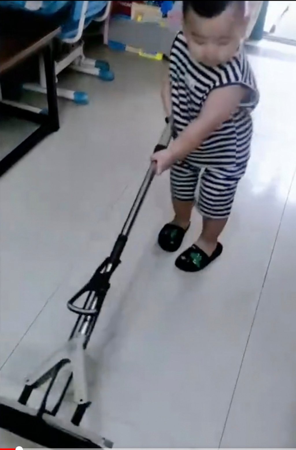 The boy’s mother says he learned to clean by watching her and imitating what she does. She says he is surprisingly good at housework. Photo: Baidu The boy’s mother says he learned to clean by watching her and imitating what she does. She says he is surprisingly good at housework. Photo: Baidu