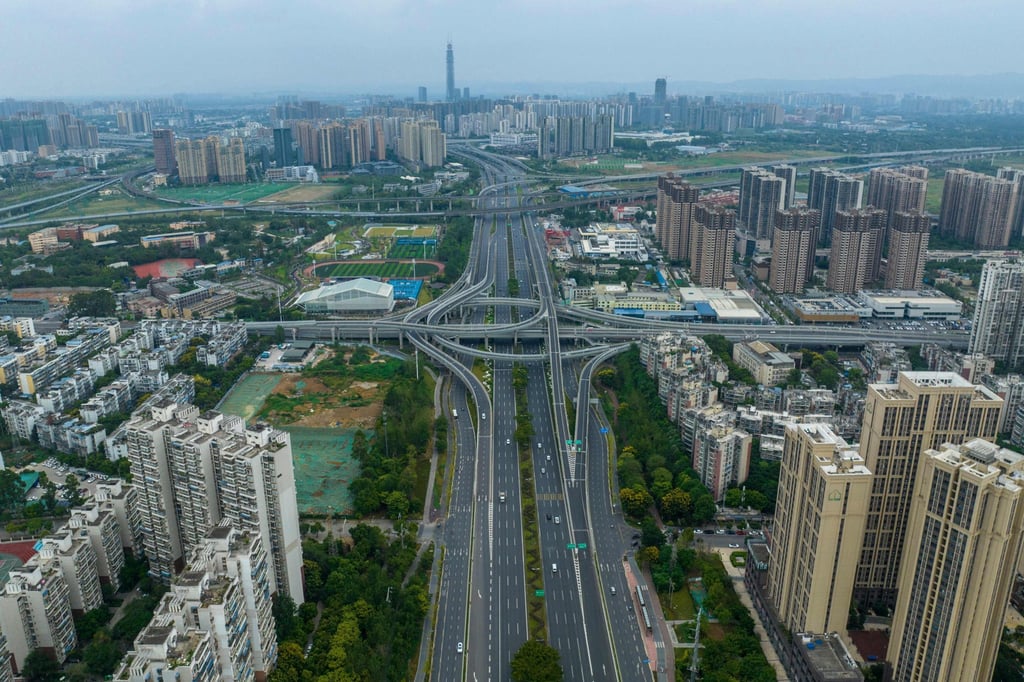 An aerial photo taken on September 1, 2022 shows nearly empty roads amid restrictions due to an outbreak of Covid-19 in Chengdu, in China’s southwestern Sichuan province. Photo: AFP