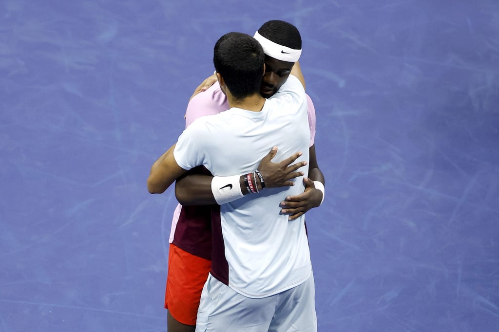 Carlos Alcaraz hugs Frances Tiafoe after his win. Photo: AFP