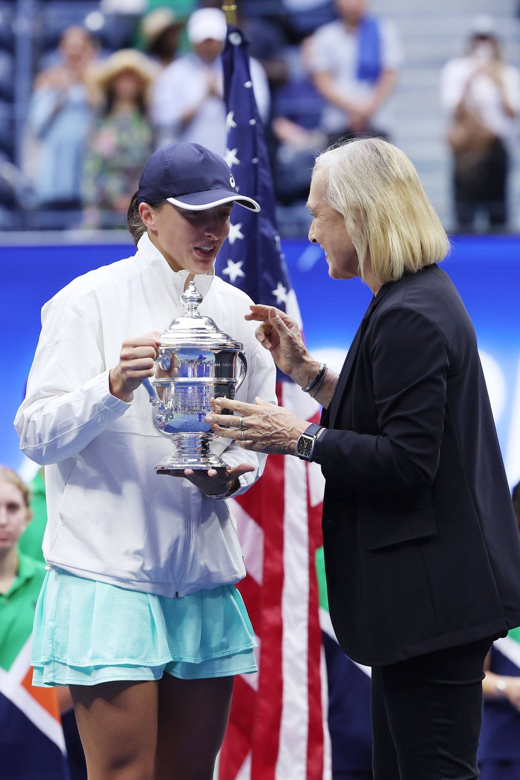 Poland’s Iga Swiatek is presented with the championship trophy by Martina Navratilova after defeating. Photo: Getty Images / AFP Poland’s Iga Swiatek is presented with the championship trophy by Martina Navratilova after defeating. Photo: Getty Images / AFP