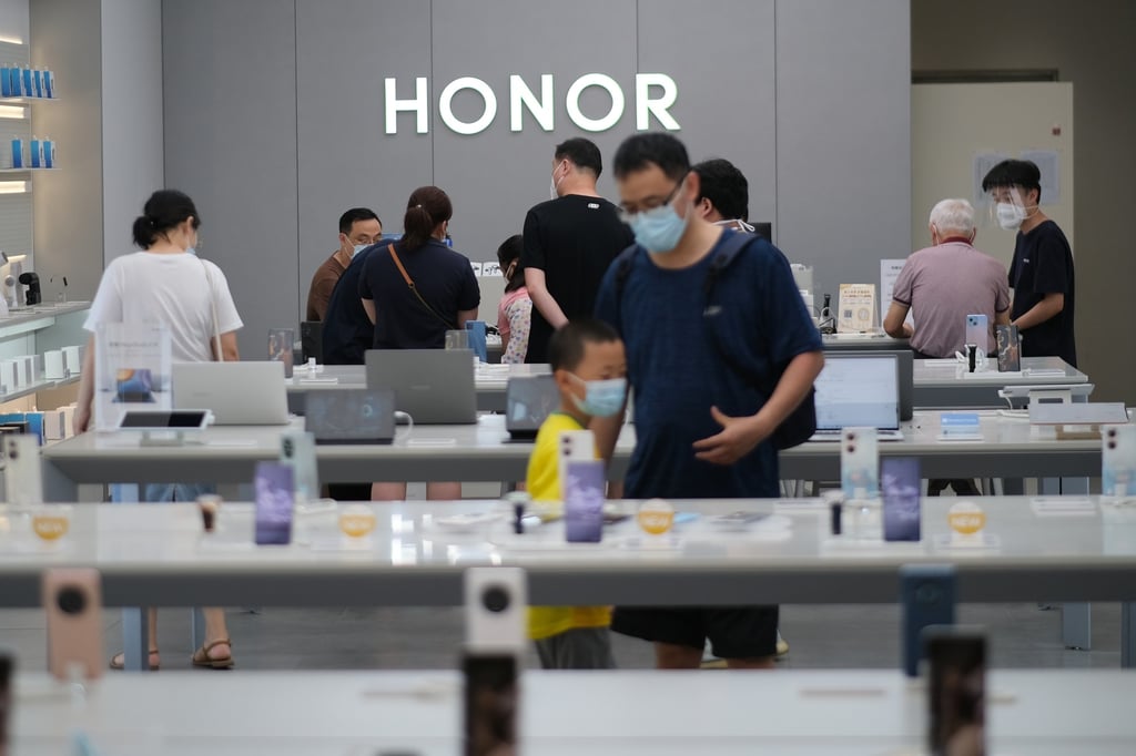Shoppers are seen inside Chinese smartphone maker Honor’s retail store in Shanghai on July 2, 2022. Honor, which was spun off from Huawei Technologies Co in 2020, topped smartphone shipments in China in the second quarter. Photo: Shutterstock
