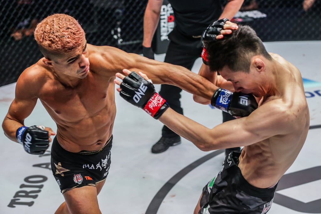 Fabricio Andrade punches Kwon Won-Il at ONE 158.