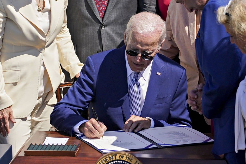 US President Joe Biden signs the Chips and Science Act during a ceremony on the South Lawn of the White House in Washington, D.C., Aug. 9, 2022. Photo: Bloomberg US President Joe Biden signs the Chips and Science Act during a ceremony on the South Lawn of the White House in Washington, D.C., Aug. 9, 2022. Photo: Bloomberg