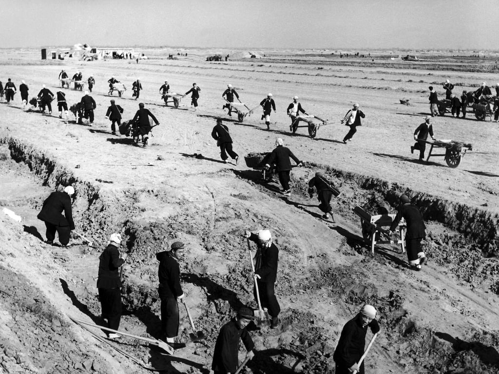 People labour on a communal farm during the Great Leap Forward (1959-1961). Photo: Getty Images