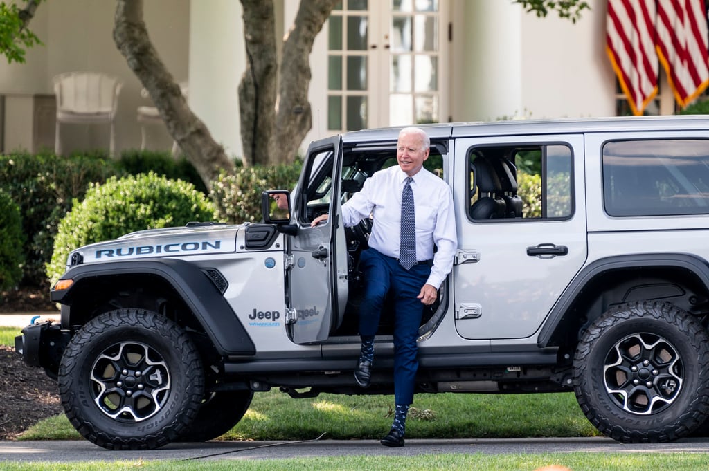 US President Joe Biden gets out of a Jeep Wrangler Limited Rubicon 4xE, which he drove near the White House. Photo: dpa US President Joe Biden gets out of a Jeep Wrangler Limited Rubicon 4xE, which he drove near the White House. Photo: dpa