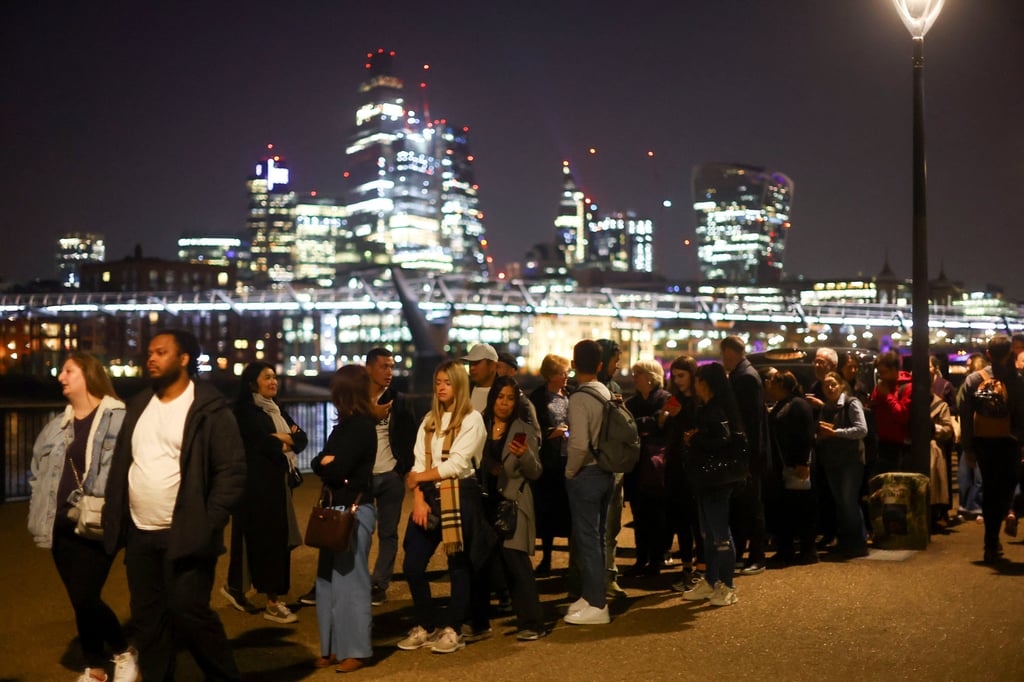 People queue to pay respects to the queen as her body lies in state inside Westminster Hall. Photo: Reuters People queue to pay respects to the queen as her body lies in state inside Westminster Hall. Photo: Reuters