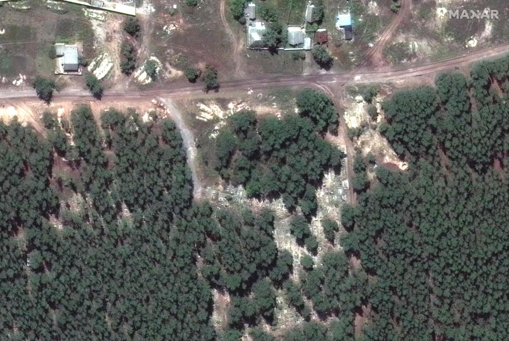 This handout satellite image released by Maxar Technologies on September 16 shows a close-up view of the entrance to the cemetery and forest in Izyum on August 29. Photo: AFP