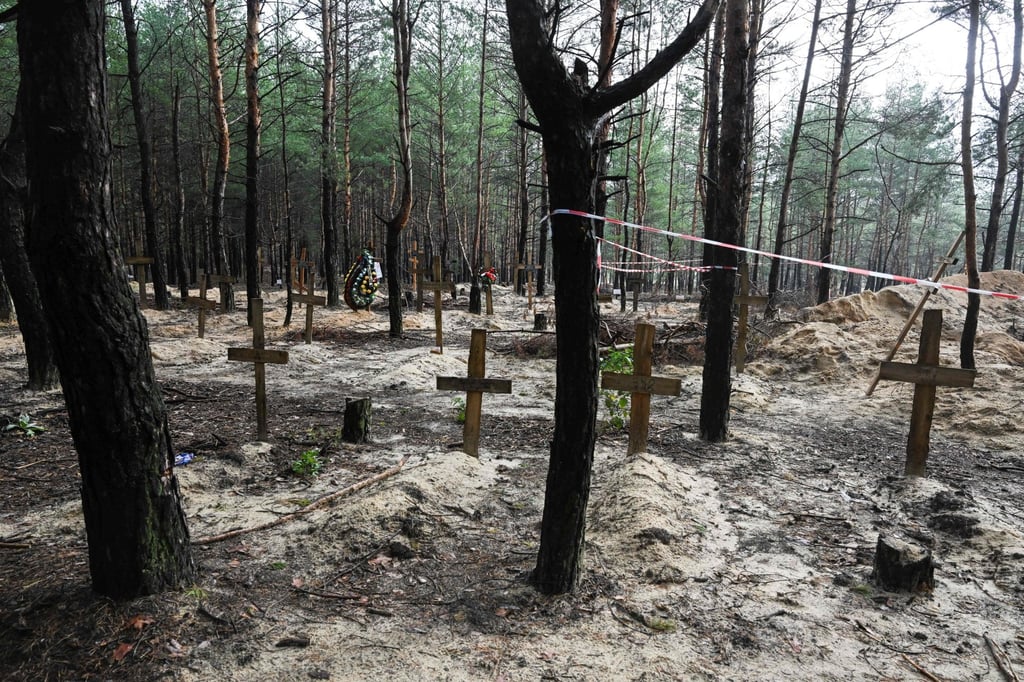A photo shows crosses at a burial site in a forest on the outskirts of Izyum. Photo: AFP