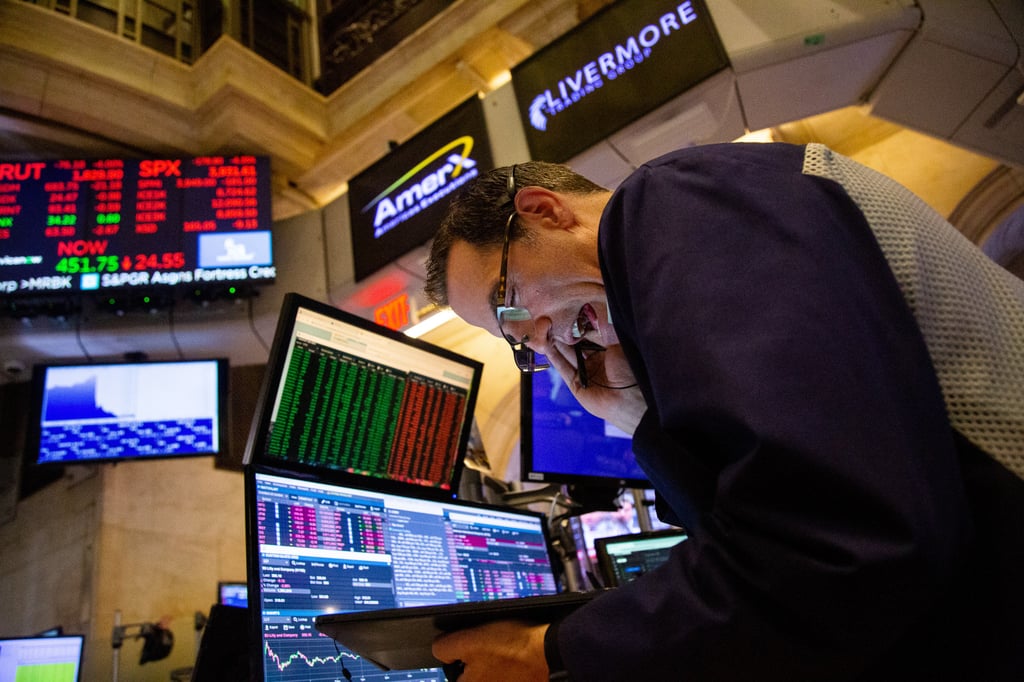 A trader works at the New York Stock Exchange on September 13. Four successive rate hikes in the US this year have ended decades of cheap money for borrowers in offshore markets, as the benchmark 10-year Treasury yields rose to a level not seen since April 2011. Photo: Xinhua