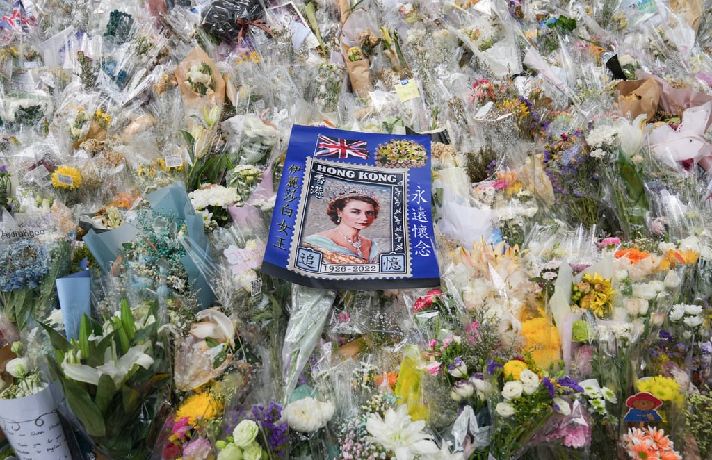 People leave tributes to Queen Elizabeth outside the British consulate in Admiralty. Photo: Sam Tsang