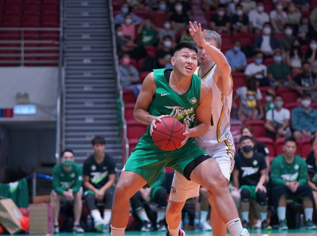 Tang Chi-hang of Tycoon moves with the ball against Shung Tak. Photo: Handout