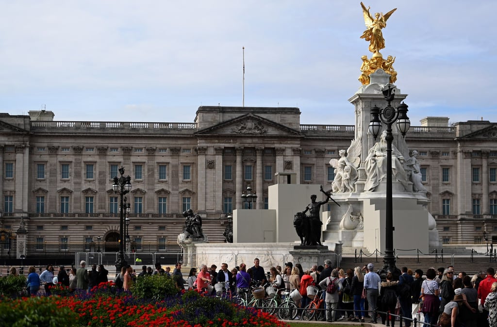 Crowds gather outside Buckingham Palace following the funeral of Queen Elizabeth in London, on September 20. Photo: EPA-EFE