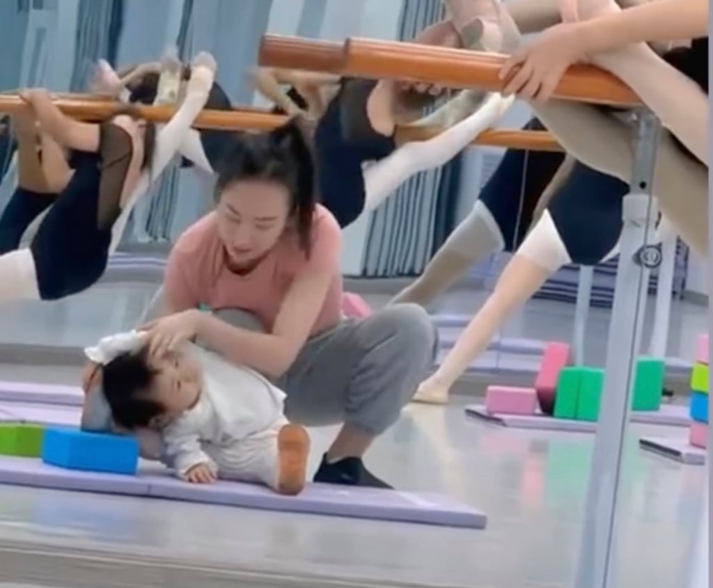 The mother adjusts her daughter’s position during a stretch. Photo: Baidu The mother adjusts her daughter’s position during a stretch. Photo: Baidu