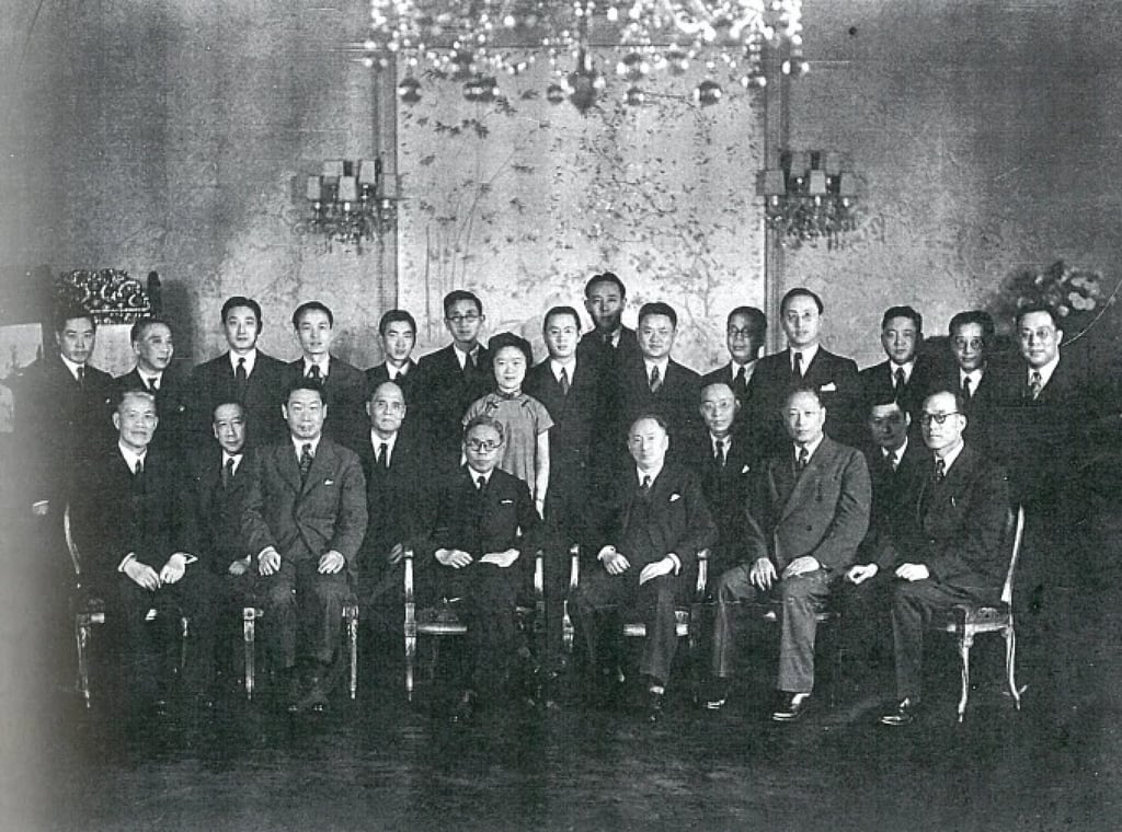 Wou (standing fourth from right) attends a visit by the Chinese foreign minister to London in 1945. Photo: Sotheby’s