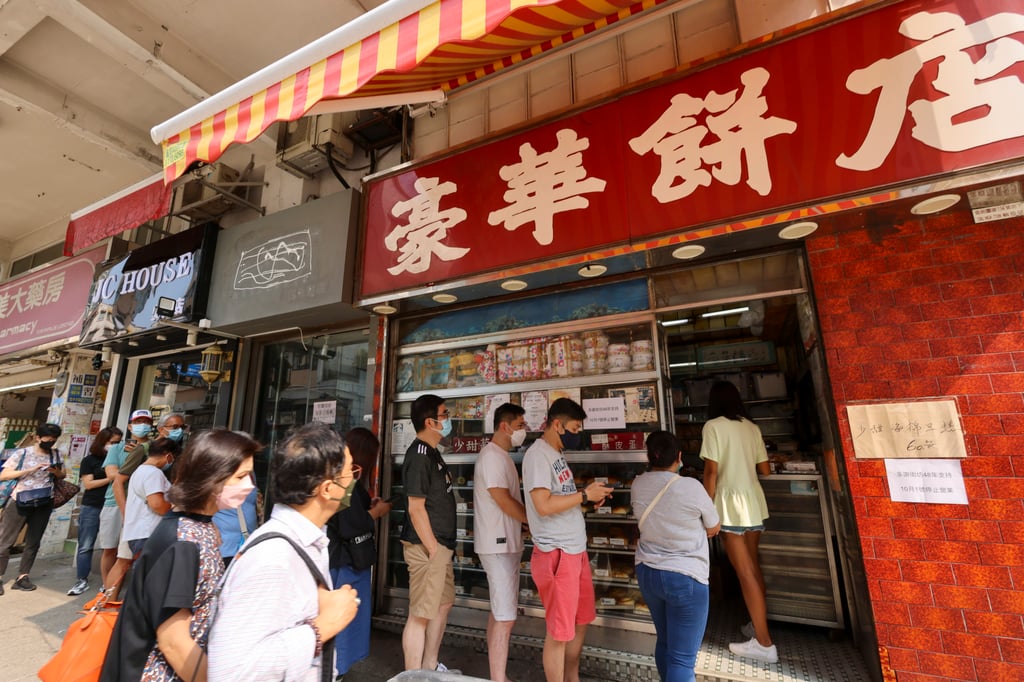 Queues formed outside Hong Kong bakery Hoover Cake Shop in Kowloon City after it announced on September 17 that it would close on October 1. Photo: Dickson Lee Queues formed outside Hong Kong bakery Hoover Cake Shop in Kowloon City after it announced on September 17 that it would close on October 1. Photo: Dickson Lee