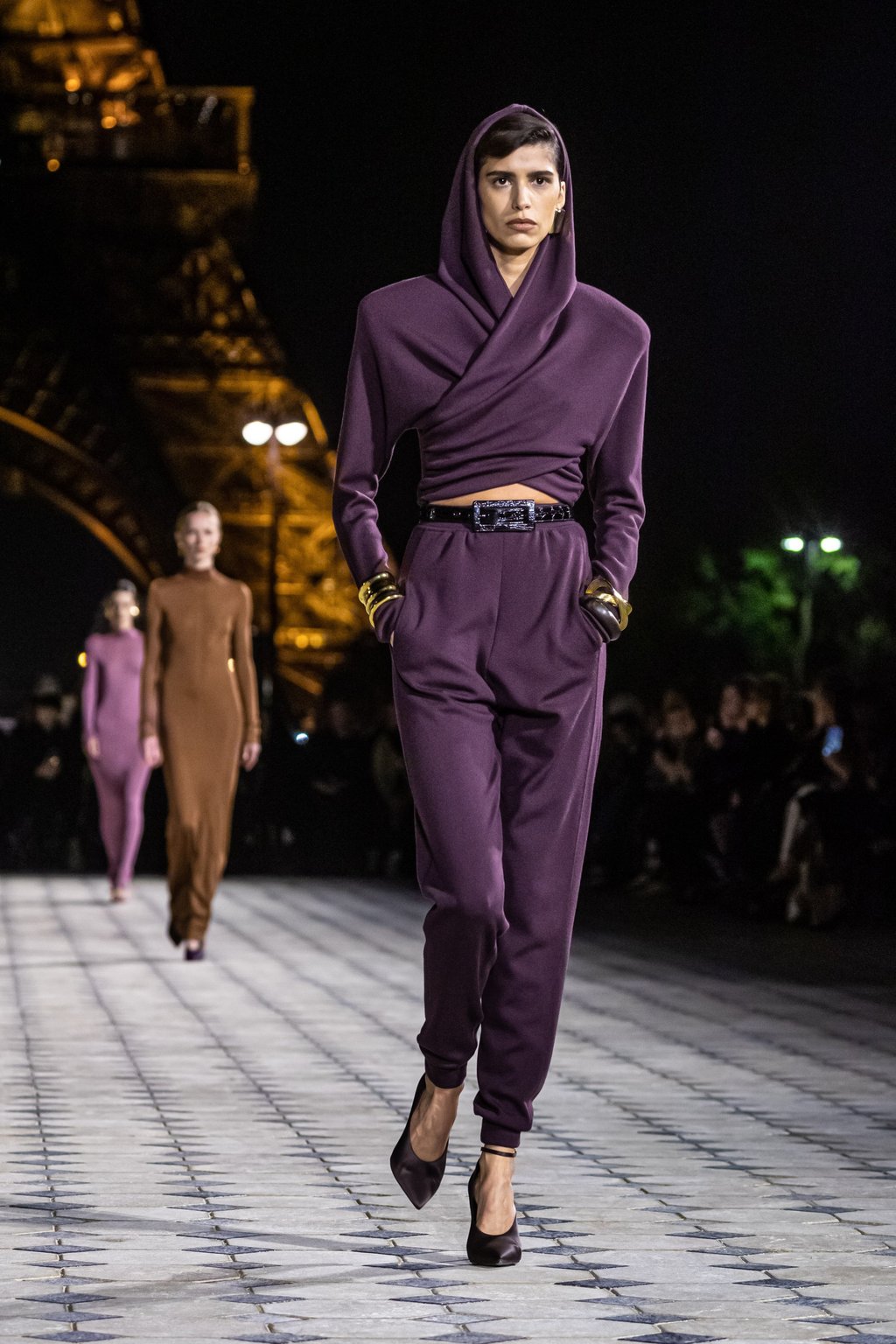 Sleek evening wear presented by models for the spring/summer 2023 ready-to-wear collection by Saint Laurent fashion house during the Paris Fashion Week, in Paris, France, on September 27. Photo: EPA-EFE
