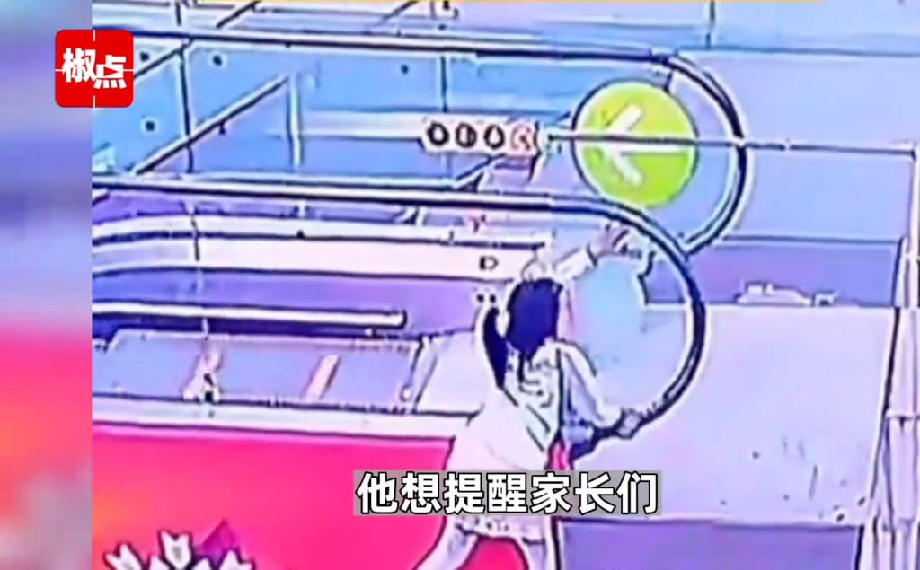 After the girl became stuck and was left hanging from the side of the escalator, Ding came over and helped pull her back over to safety. Photo: Baidu